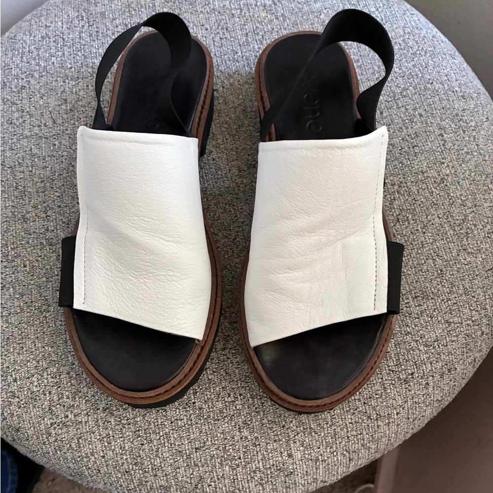 Bueno Alina’s platform Sandals in black and white. Size EU 38, 7.5-8 US